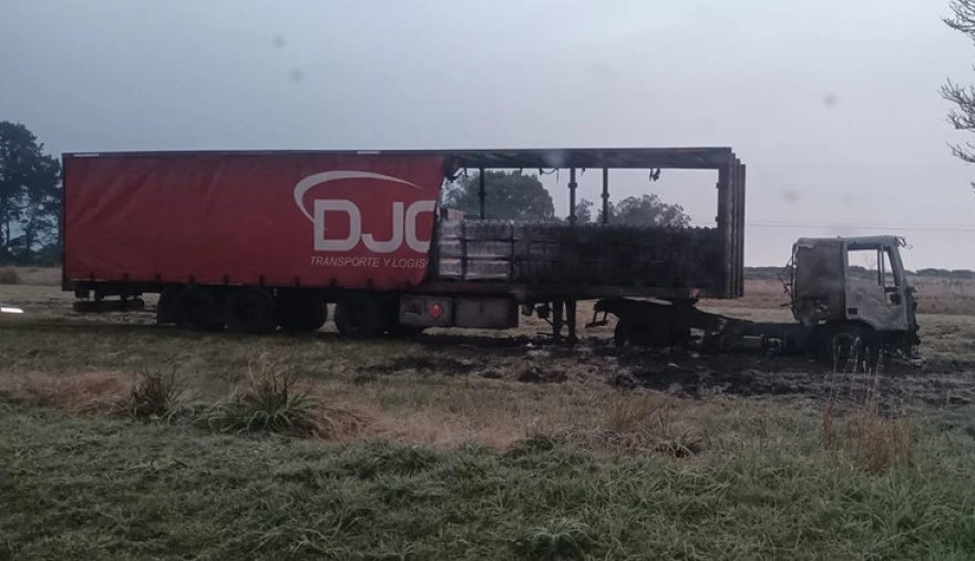 Se incendió un camión en la Ruta 226 y las llamas alcanzaron la cabina y la carga