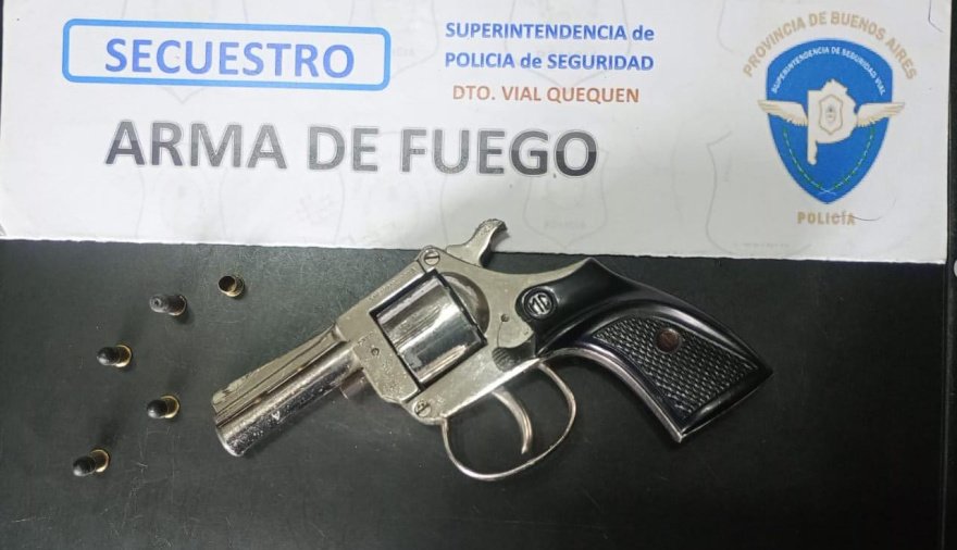 Lo pararon en la Ruta 88 y encontraron un revólver en el auto