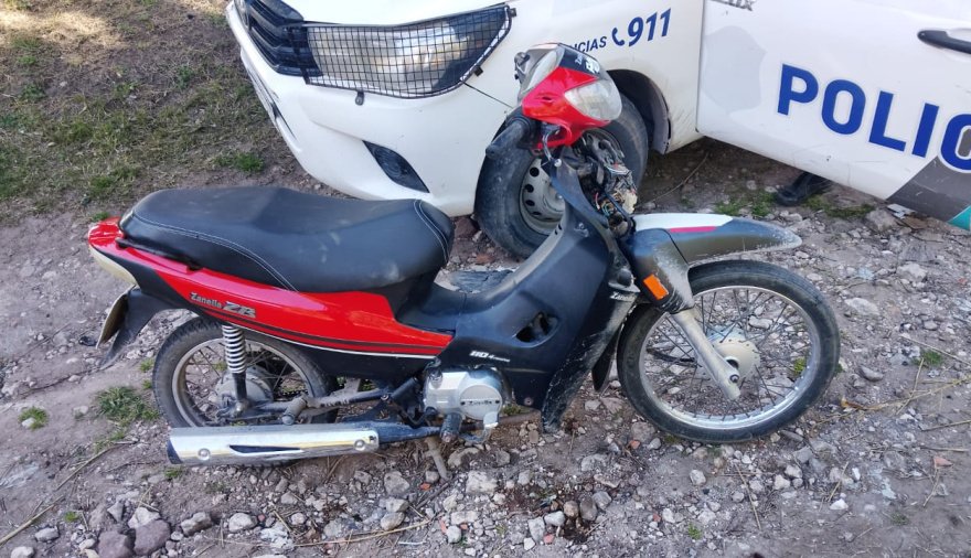 Encontraron una moto abandonada dentro de un terreno baldío