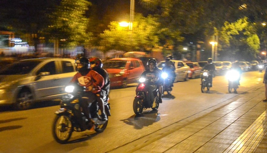 Escapes libres: El Senado bonaerense podría aprobar fuertes multas para motos y autos