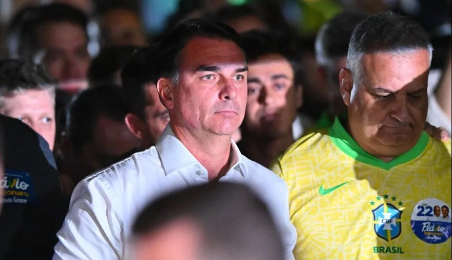 En medio de una disputa judicial, Flávio Bolsonaro pasó por la Argentina y voló hacia Miami