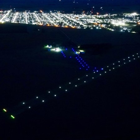 San Cayetano avanza con el balizamiento nocturno del Aeroclub: más seguridad y operatividad 24 horas