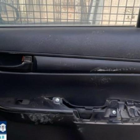 Una adolescente de 16 años agredió a policías y causó destrozos en un patrullero