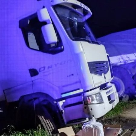Santa Fe: Un camionero de Necochea volcó y generó un operativo por sustancias sospechosas