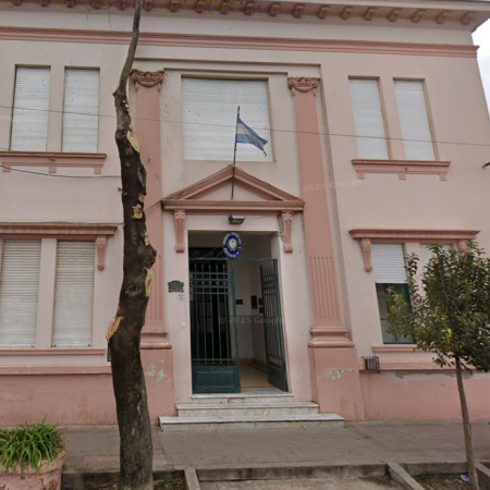 Lobería: La directora de una escuela fue agredida al intentar frenar una pelea entre alumnos