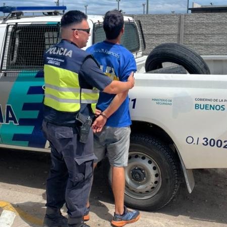 Quequén: Detuvieron a un joven por violar una orden de restricción y ocultarse en la casa de su ex pareja