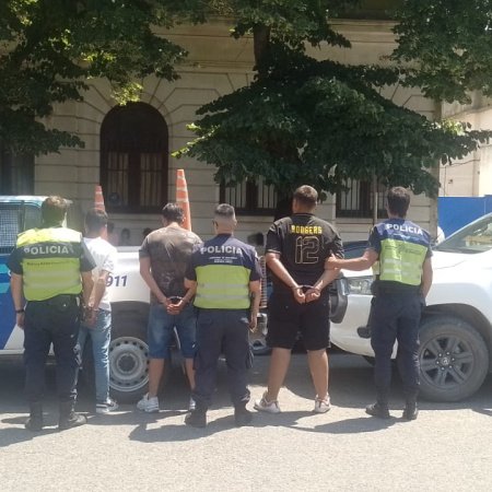 Aprehendieron a tres turistas que vendían herramientas en la vía pública