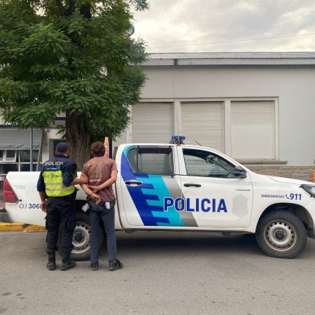 Detuvieron a un hombre por robar herramientas de un auto estacionado