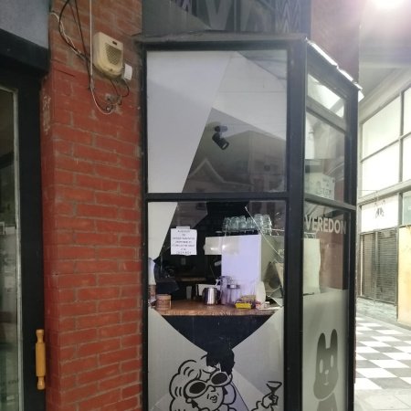 Detuvieron a un hombre por robar un celular tras romper la vidriera de un café en la Villa Balnearia