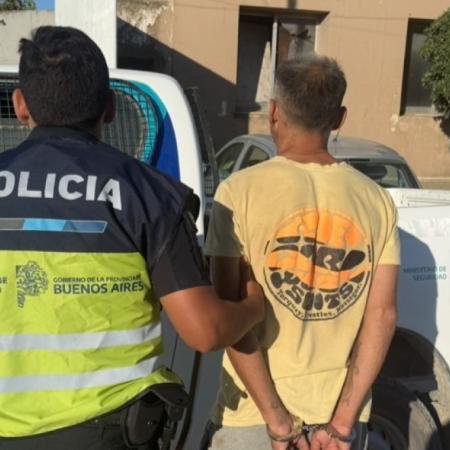 Violento ataque en la vía pública: Un hombre fue aprehendido por golpear a dos jóvenes con un caño de PVC