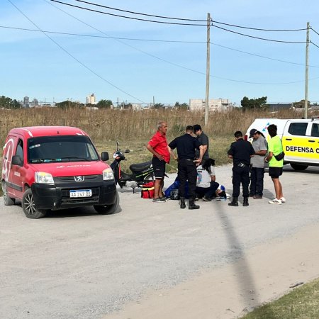 Motociclista sufrió una fuerte caída tras agarrar un pozo de la avenida 91