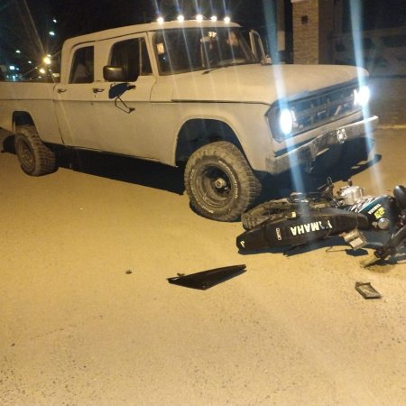 Accidente en Quequén: Un joven sufrió fractura expuesta y la moto tenía pedido de secuestro por hurto