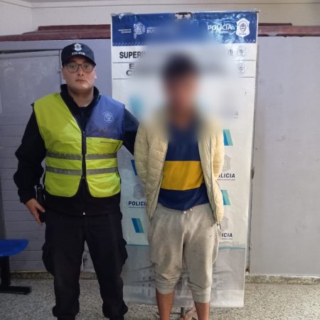 Intentó ingresar marihuana a la Comisaria Primera oculta en una prenda para un detenido y terminó aprehendido