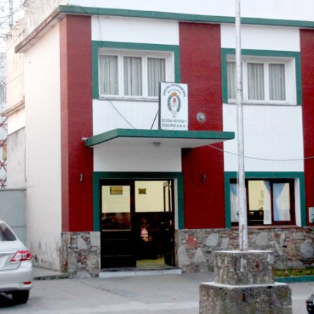 Día de furia: Se presentó en la Comisaría y agarró a trompadas a dos personas