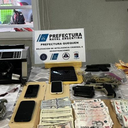 Allanamientos simultaneos en Necochea: Cuatro detenidos, droga, armas y $120 millones incautados