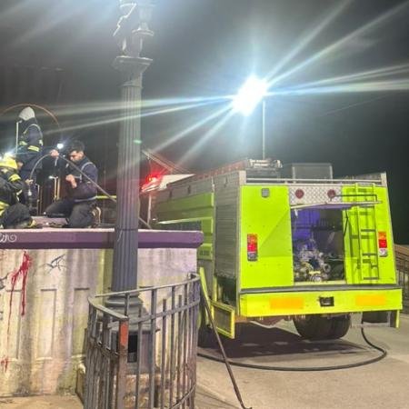 Detuvieron a un hombre por provocar un incendio en una garita del Puente Colgante