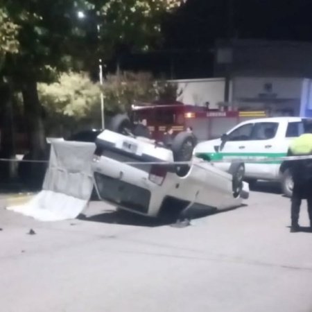 Tragedia en Lobería: Una mujer murió tras un violento choque entre dos autos y hay un menor herido