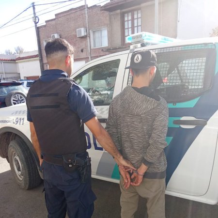 Detuvieron a un joven por amenazar de muerte a un policía y atacarlo con un cuchillo en la diagonal San Martín
