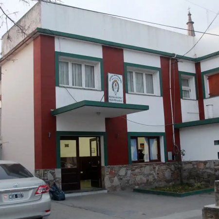 Detuvieron a dos sospechosos de pegarle un balazo en la sien a un joven en una vivienda de calle 80