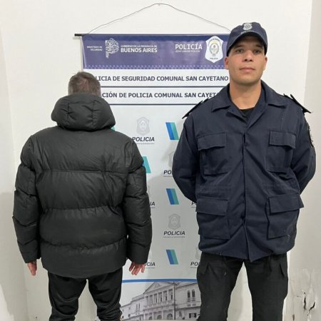 San Cayetano: Demoraron a un hombre alcoholizado que llevaba una cuchilla en la vía pública