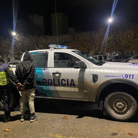 Detuvieron a un hombre que violó el arresto domiciliario y fue sorprendido con la tobillera electrónica en la calle