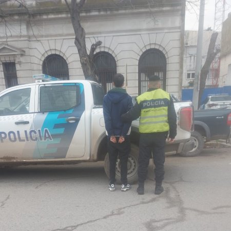 Detuvieron a un joven acusado de amenazar con un arma de fuego y resistirse a la Policía