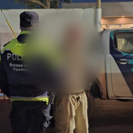 Entró por la fuerza a la casa de sus padres, los agredió y terminó detenido tras enfrentarse con la Policía