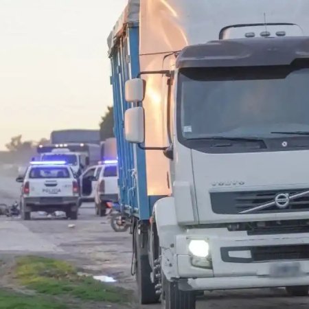 Tragedia en Quequén: Un motociclista de 23 años murió tras chocar con un camión en Almirante Brown y 554