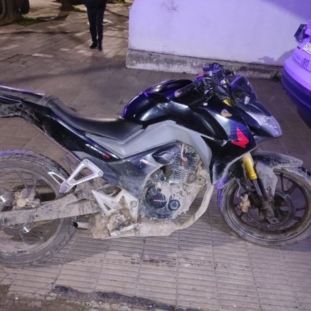 Misterio por una moto: Un joven fue demorado mientras la llevaba caminando