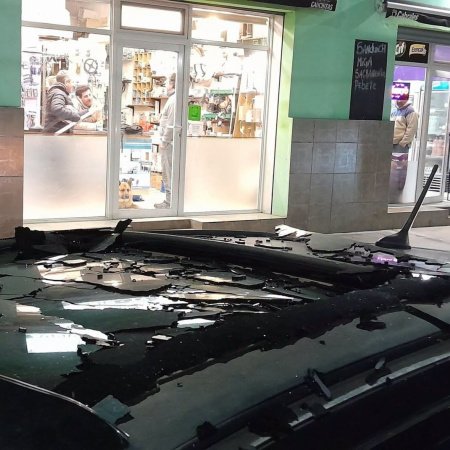 Balacera en pleno centro de Lobería: Dispararon contra un comercio, dañaron dos vehículos y buscan a los responsables