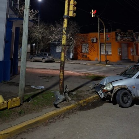 Perdió el control del auto y terminó incrustada contra un semáforo en Quequén