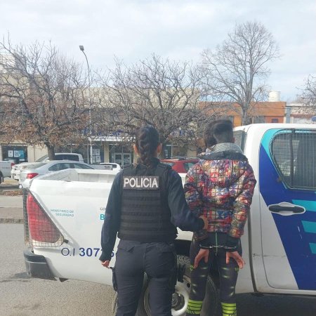 Terminó detenida tras romper la ventana de la casa de su expareja con un rebenque