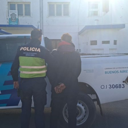 Se enfrentaron con cuchillos en la Avenida 59: Un herido y un detenido