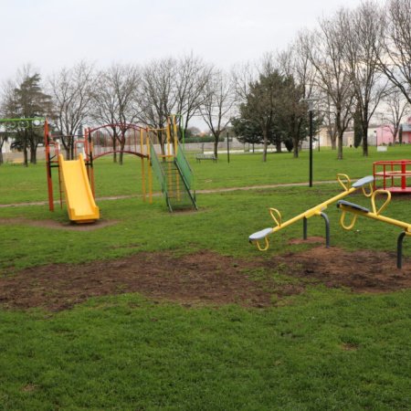 San Cayetano renueva sus plazas: instalan nuevos juegos infantiles y anuncian más obras en espacios verdes