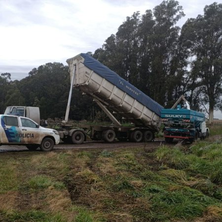 Infraccionaron a un camión por circular en un camino rural de San Cayetano tras las lluvias