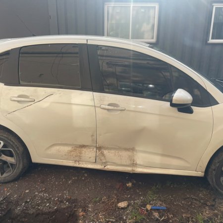 Chocó en Quequén y descubrieron que el auto tenía pedido de secuestro por robo