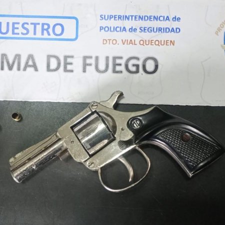 Lo pararon en la Ruta 88 y encontraron un revólver en el auto