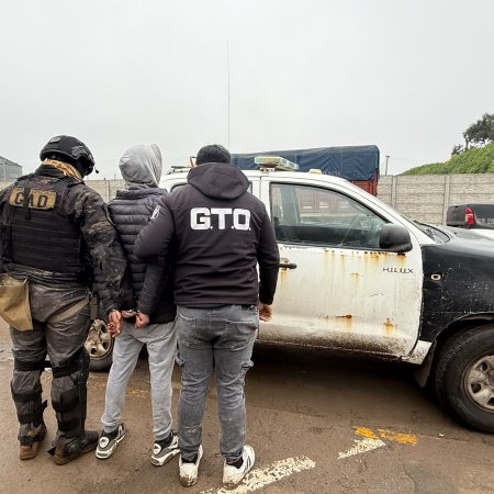 Allanaron dos viviendas en Quequén y secuestraron un arma por un robo en una estación de servicio