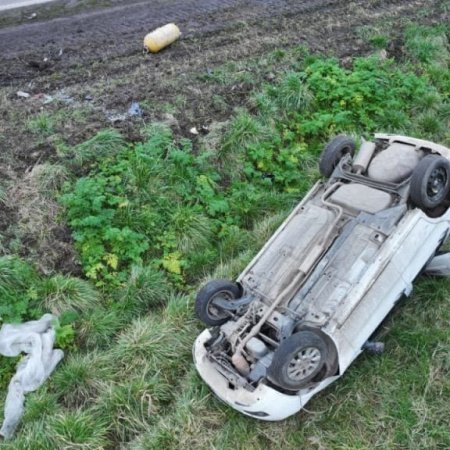 Choque entre dos camiones en la Ruta 226: un auto terminó volcado