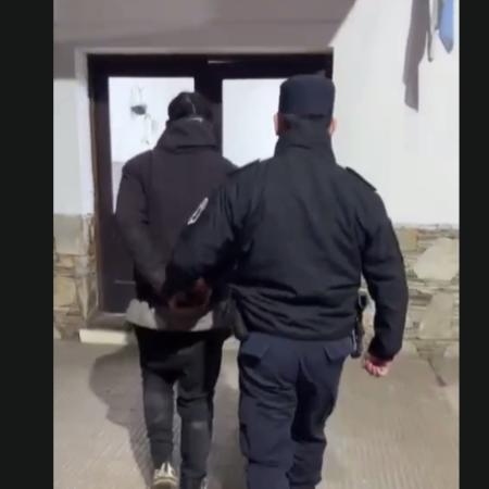 A punta de cuchillo, intentaron robar una moto y terminaron aprehendidos