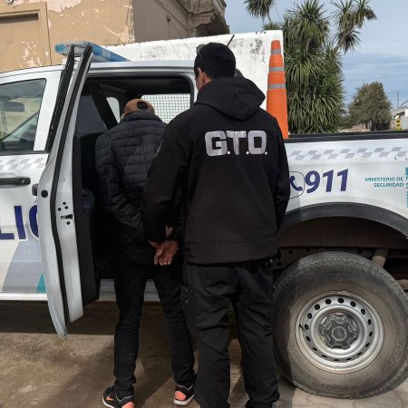Detuvieron a un hombre acusado de golpear, amenazar con un arma y encerrar a su pareja