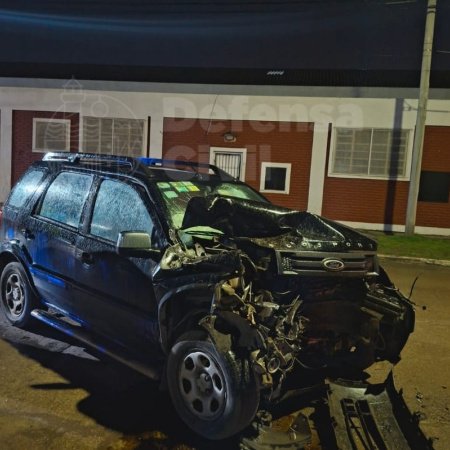 Grave accidente en Quequén: Una camioneta chocó contra un camión y su conductor quedó atrapado