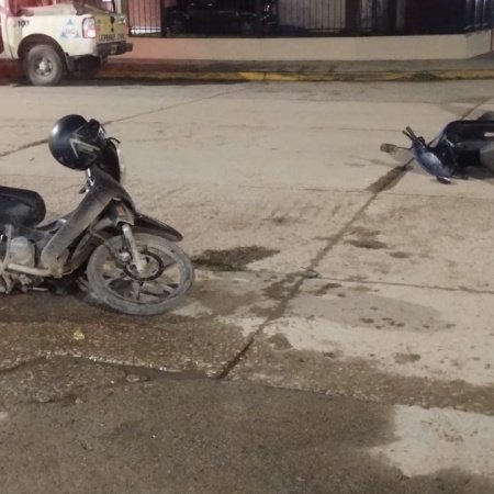 Dos hombres resultaron heridos tras un choque entre dos motos