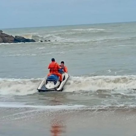 Miramar: Prefectura rescató a un kayakista que no podía regresar a la costa
