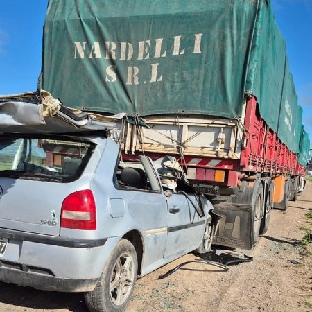 Un hombre quedó atrapado tras chocar contra un camión en la ruta 226